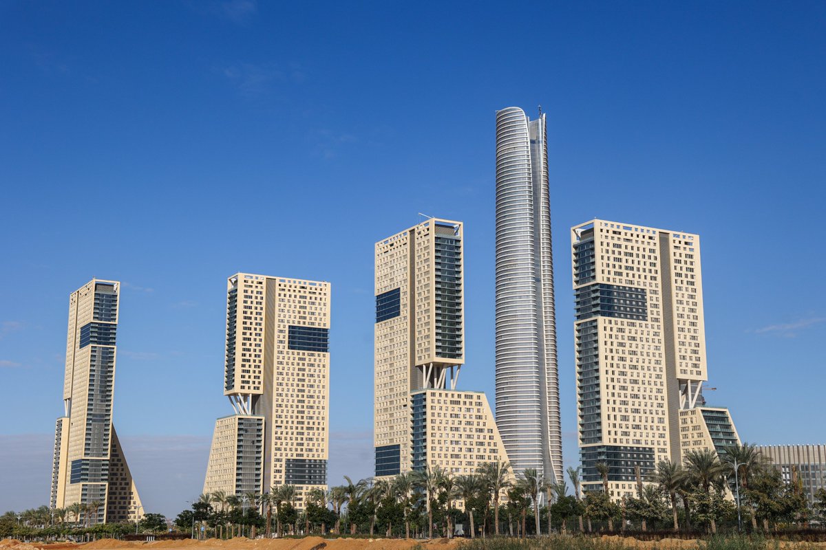 CSCEC_EGYPT's tweet image. Do you know the construction techniques used for tree-column hoisting in the New Capital CBD project in Egypt？ #CSCEC #Egypt #cbd ⚙️🔧  
1️⃣An intuitive 3D modeling system was developed to guide the construction process.  
2️⃣An 80-ton truck-mounted crane was selected to hoist the…