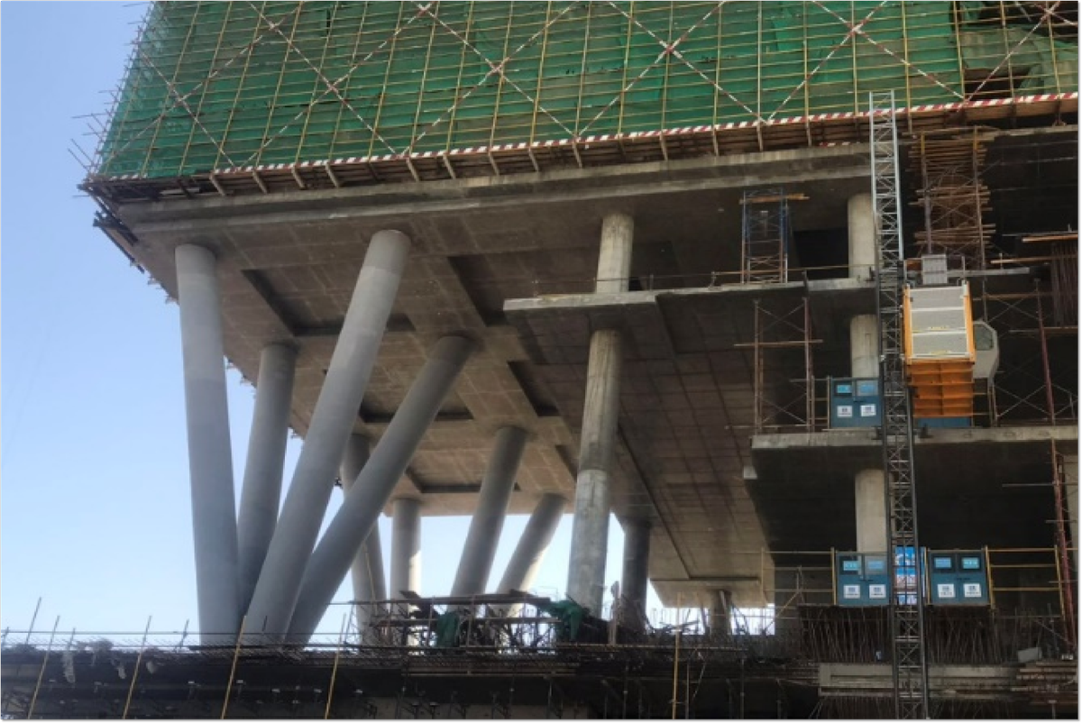 CSCEC_EGYPT's tweet image. Do you know the construction techniques used for tree-column hoisting in the New Capital CBD project in Egypt？ #CSCEC #Egypt #cbd ⚙️🔧  
1️⃣An intuitive 3D modeling system was developed to guide the construction process.  
2️⃣An 80-ton truck-mounted crane was selected to hoist the…
