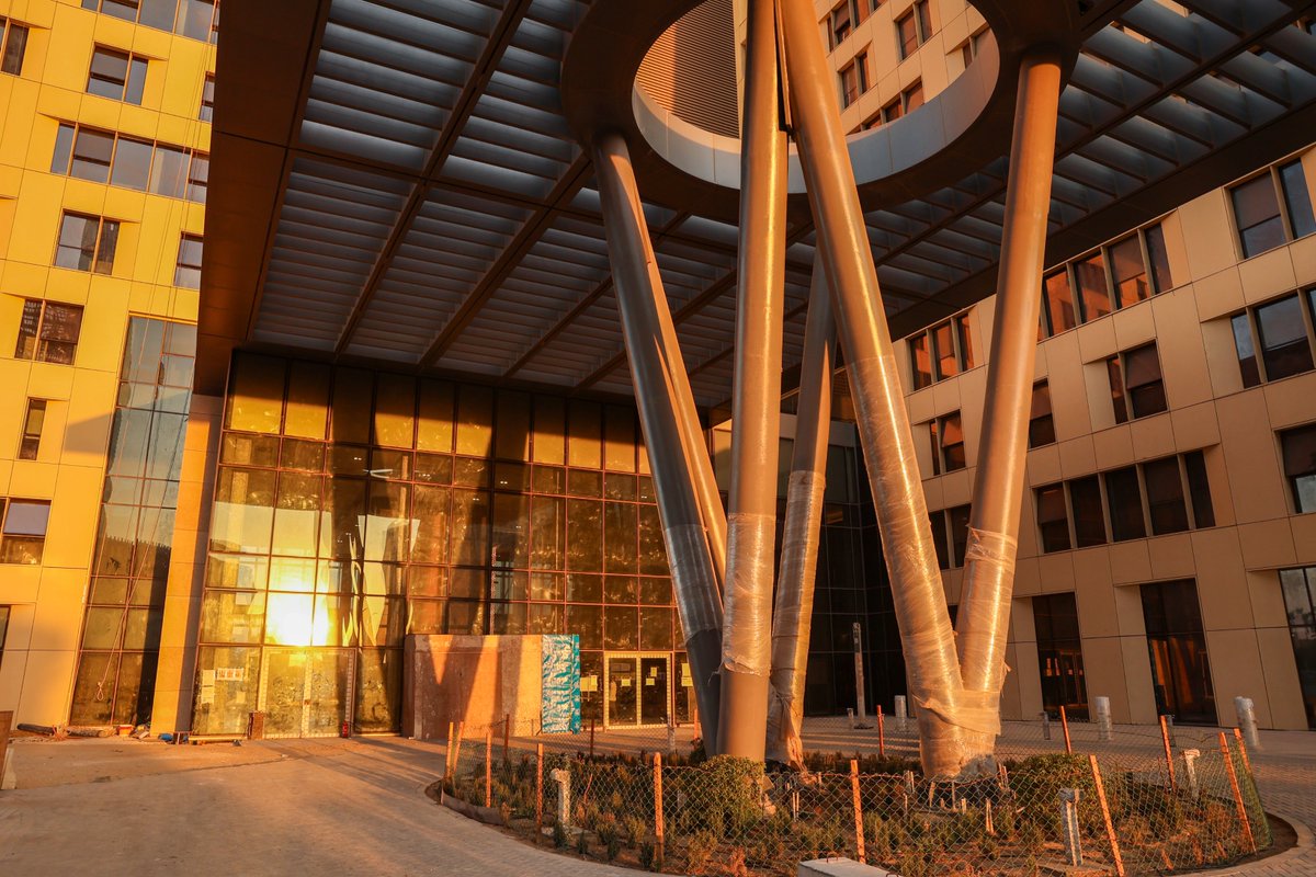 CSCEC_EGYPT's tweet image. Do you know the construction techniques used for tree-column hoisting in the New Capital CBD project in Egypt？ #CSCEC #Egypt #cbd ⚙️🔧  
1️⃣An intuitive 3D modeling system was developed to guide the construction process.  
2️⃣An 80-ton truck-mounted crane was selected to hoist the…