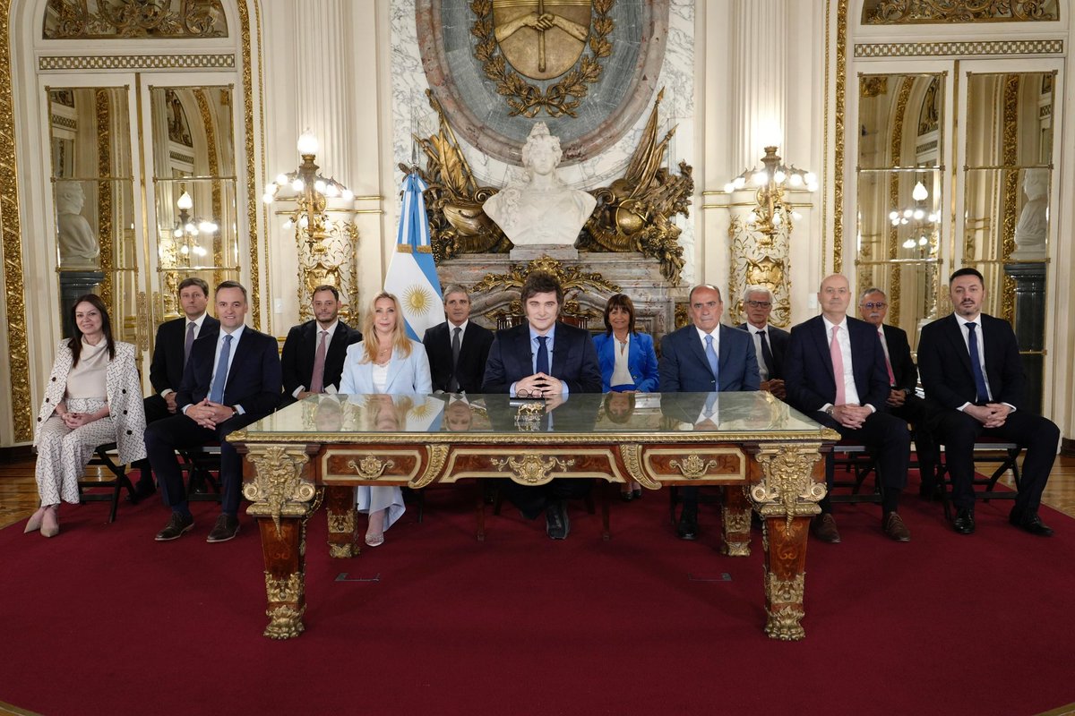 Dios bendiga a la República Argentina.

Fin.
