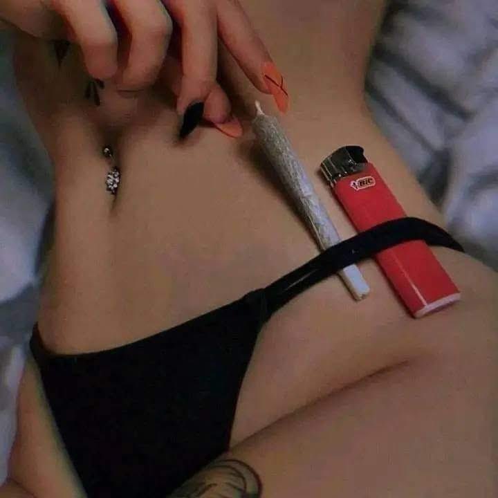 420prettygirls's tweet photo. Who’s high rn? 🤭🍃 https://t.co/d7ojlYgwrV