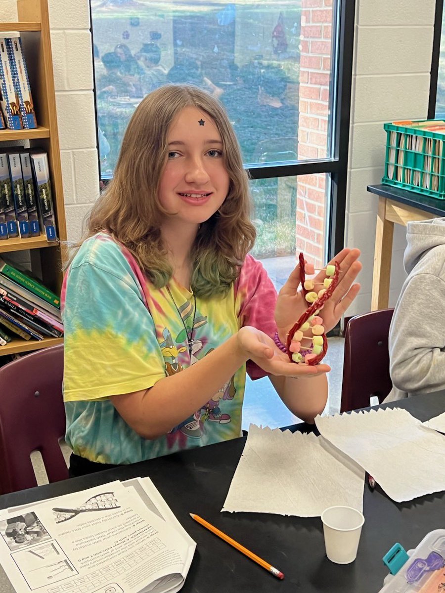 MMS_WOLVES's tweet image. 🧬🍬 Mrs. Hall’s 7th graders applied their DNA structure knowledge during the Sweet DNA Lab! Using candy, they created models of DNA to see science in action. What a fun and tasty way to learn about genetics! Great job, everyone! 🍭👩‍🔬

#STEMInAction #LearningIsSweet