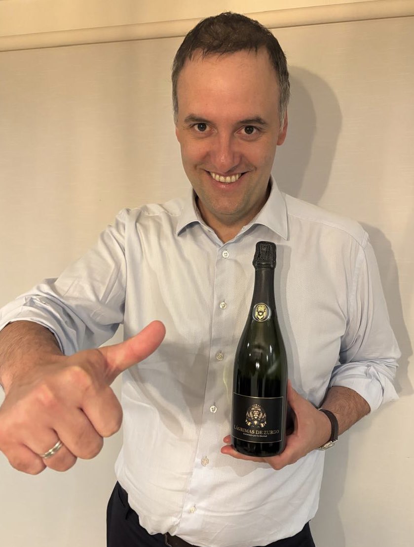 madorni's tweet image. Brindando por el primer año de la reconstrucción de la Argentina.

Fin.