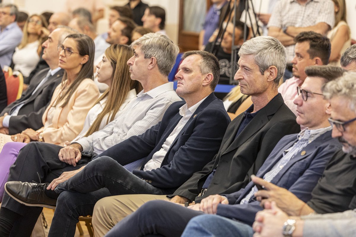 UNIDOS SOMOS INVENCIBLES

Cumpliendo un año de gestión, convocados por el gobernador <a href="/maxipullaro/">Maximiliano Pullaro</a>, nos encontramos todos los ministros, legisladores, presidentes de las empresas públicas y referentes de #Unidos para hacer un balance de la tarea que venimos llevando adelante para