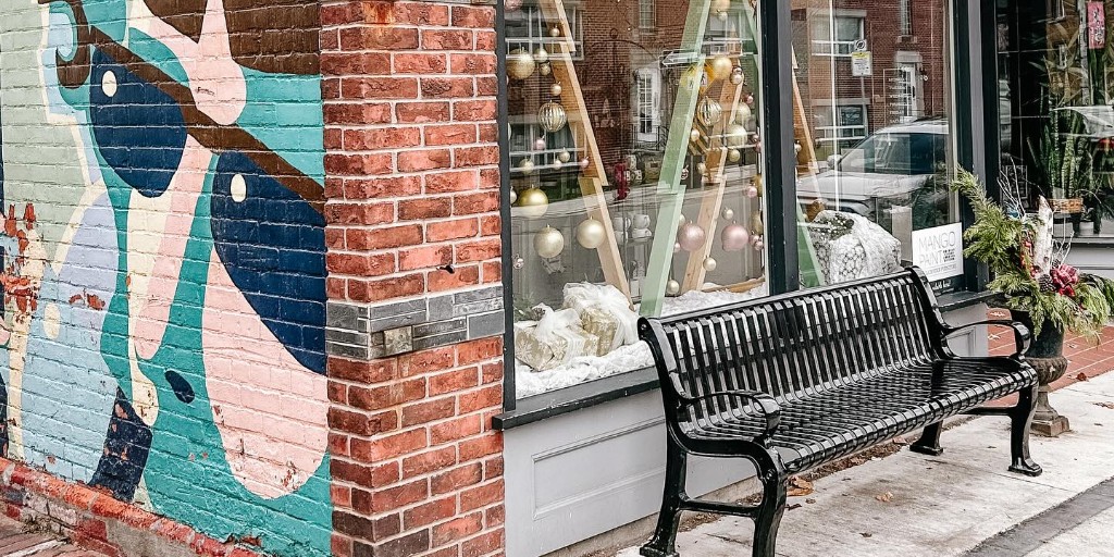 The countdown to the holidays is on 🎁🎄✨️⁠
⁠
From handcrafted goods to tasty treats, our Made-in-Hamilton Holiday Gift Guide has everything you need to surprise your loved ones (or treat yourself!).⁠
⁠
📸 @vintagecharmhome⁠ ⁠(IG)
⁠
Gift Guide: bit.ly/3Vx13Kk