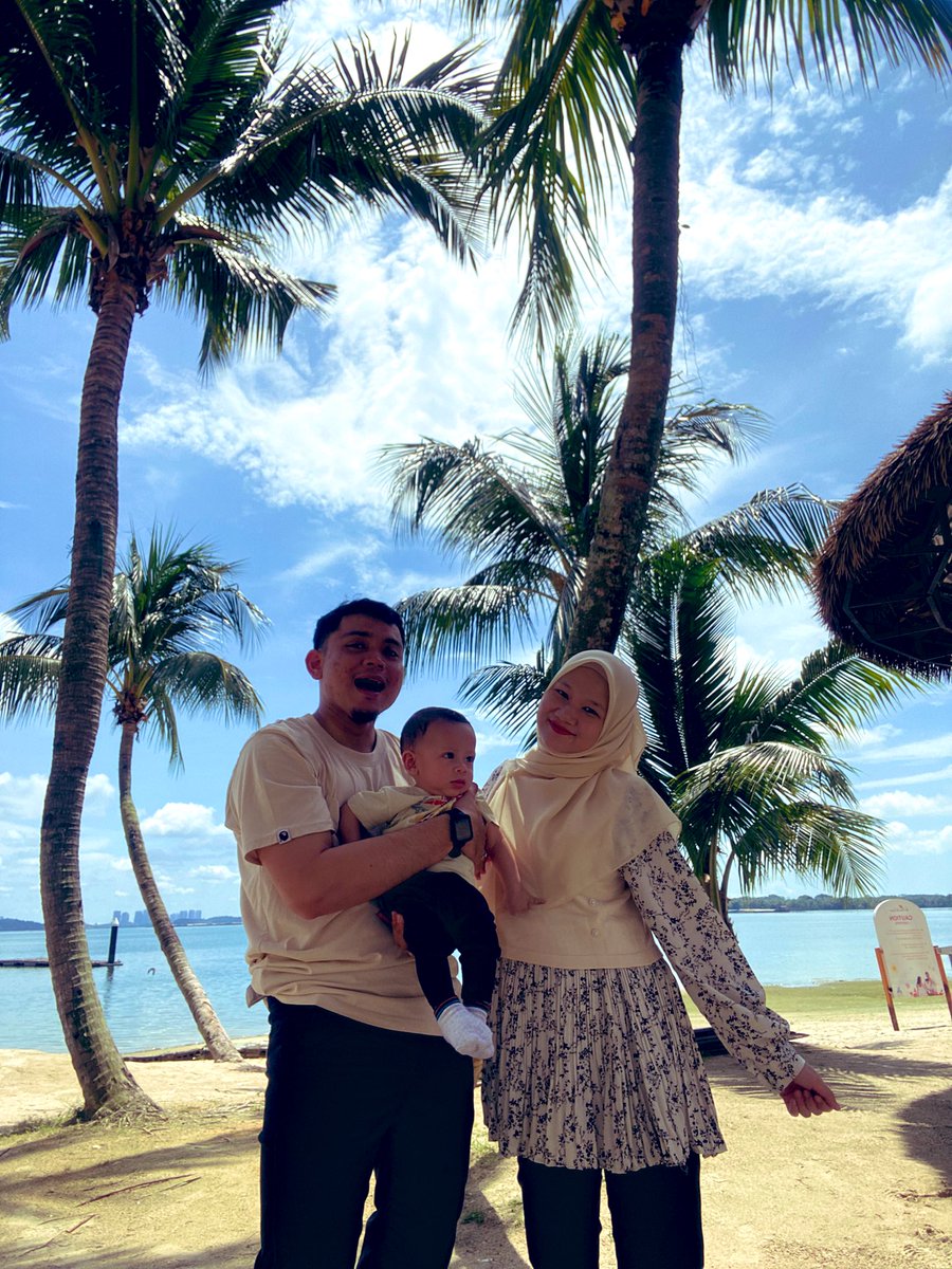 Atikahanin's tweet photo. 1st Anniversary - 👩🏻👨🏻
2nd Anniversary - 👩🏻👨🏻 + 1/2 👶🏻
3rd Anniversary- 👩🏻👨🏻👶🏻

Allah sebaik baiknya perancangan…
Alhamdulillah. https://t.co/MEQ8vxJqKk