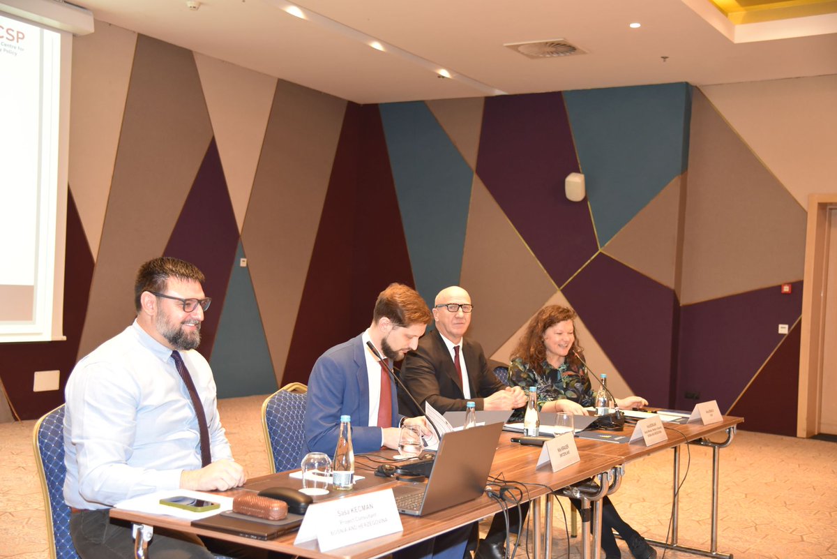 MSBosnia's tweet photo. @MSBosnia  i @TheGCSP  organizirali su radionicu o unaprjeđenju upravljanja migracijama na Zapadnom Balkanu.
Cilj : 
➡️jačanje regionalne saradnje i kapaciteta država u oblasti upravljanja migracijama
➡️razviti zajedničke operativne standarde i procedure za efikasniji odgovor https://t.co/sF79rh2NGf