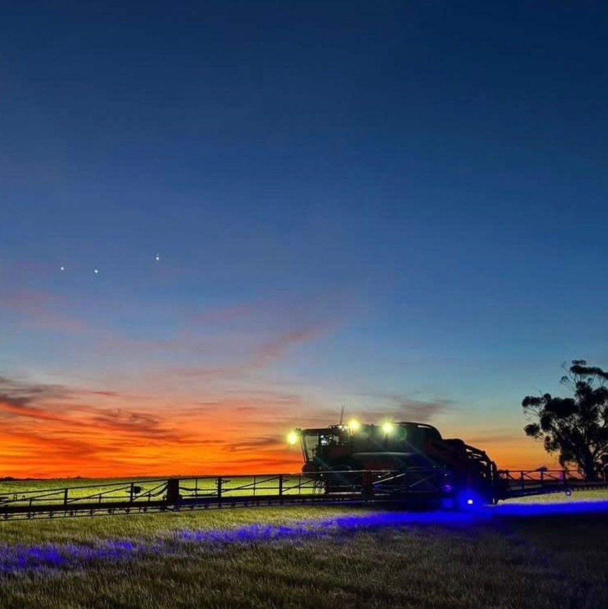 AgrifacAU's tweet image. 🎥 Lights, camera, action—let&apos;s get spraying! 🚜✨ With Agrifac, it’s all about precision, efficiency, and results. Smarter spraying starts here. 🌾
#AgrifacAU #PrecisionAg #SprayTechnology