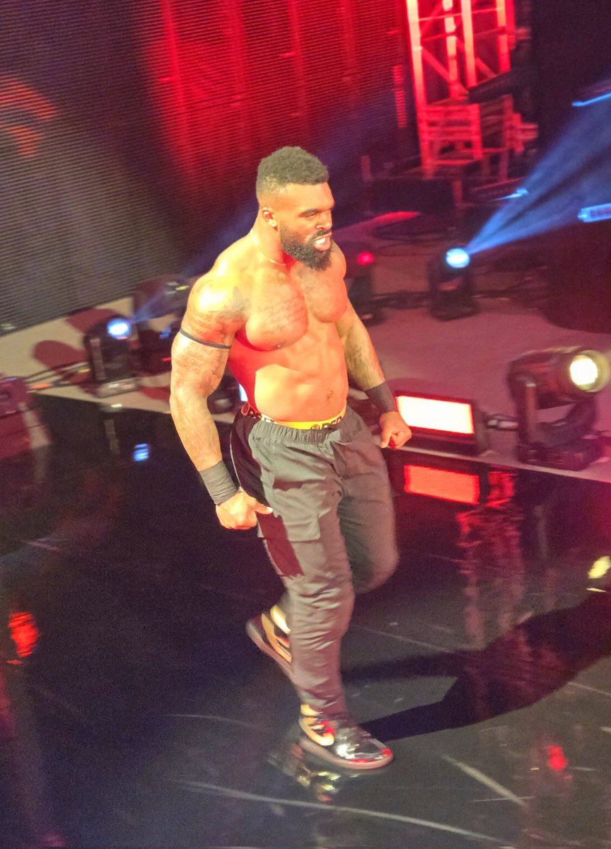 dagreatest33's tweet photo. The debut of Elijah Holyfield #WWELFG https://t.co/405MmUDCK7