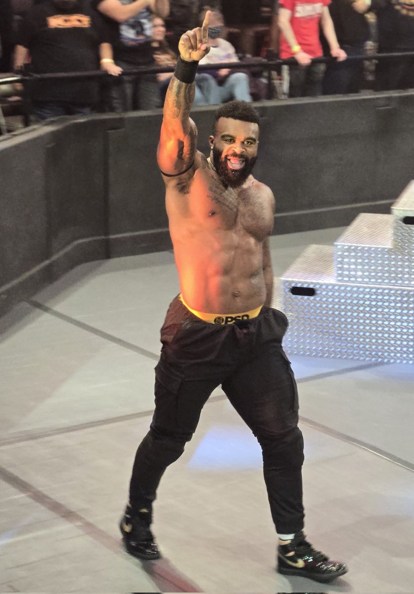 dagreatest33's tweet photo. The debut of Elijah Holyfield #WWELFG https://t.co/405MmUDCK7
