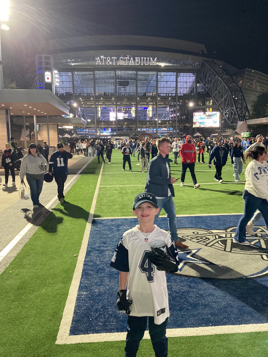 The82Kid's tweet photo. @Foebg_1 A fan of yours for life! Thank you so much for taking time to visit my son last night before the game!! He has not stopped talking about the bump or let the gloves or hat out of his sight! https://t.co/Rc0EfZfl6k