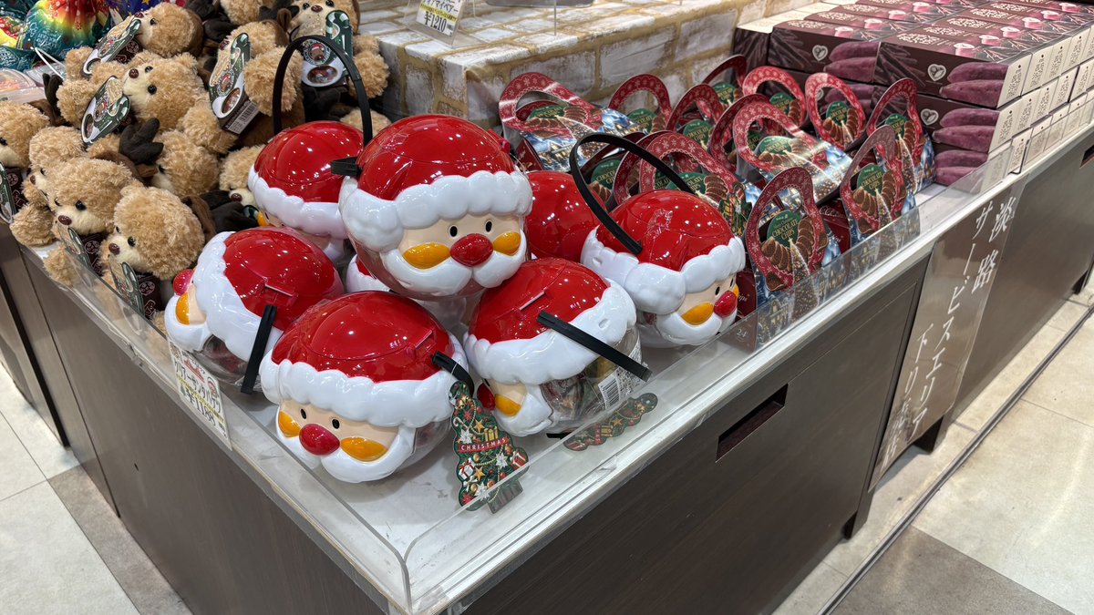 min_masayan's tweet photo. アンパンマンなのか普通のおじさんなのかきわどいサンタや… https://t.co/Q7b06CXiAv