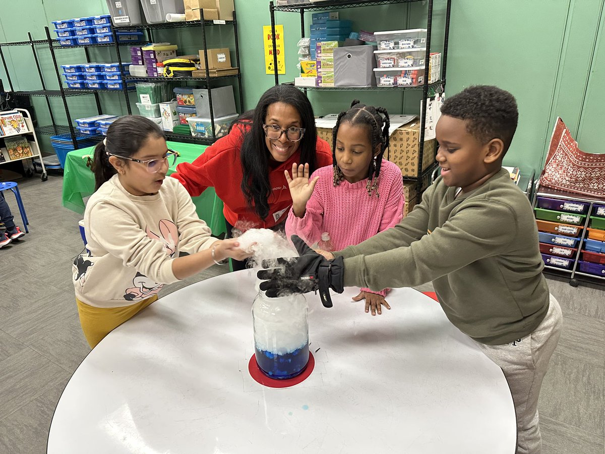 Thank you to our guests today who showed us an amazing science demonstration! <a href="/HowellRoadVS13/">Howell Road Elementary School</a> #happeningathowell