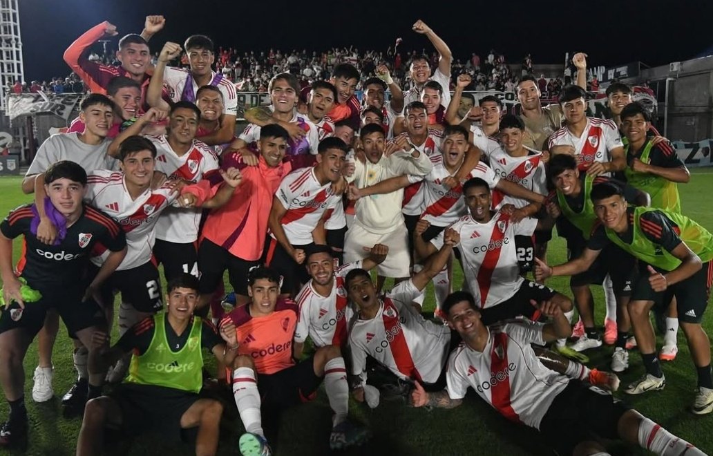 maxpugliese92's tweet photo. 🏆 VAMOS LOS PIBES!!! 

LA RESERVA DE #RIVER SE CONSAGRO CAMPEÓN ⚪️❤️⚪️ https://t.co/K613aLum9n
