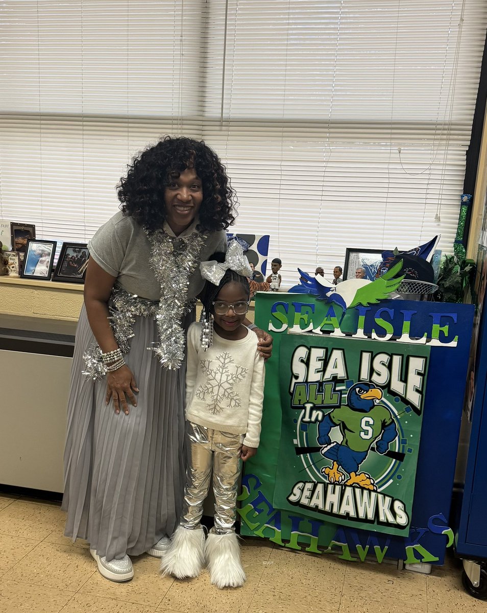 SeaIsleSeahawks's tweet photo. Day 9: Silver Bells 🩶

#12DaysBeforeWinterBreak https://t.co/lYG6jmB3Am