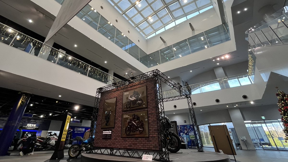 CvwyLY2uCBEEmzv's tweet photo. XSRをテーマにしたいい感じの企画展、ヤマハコミュニケーションプラザで今週からスタートしました。個性を表現して楽しむXSRならでの世界観を、バイク、カスタム妄想スケッチ、そしてアパレルメーカーさんのファッション展示で演出してます。お近くをお通りの際は是非‼️ https://t.co/SgRzMcsMDm