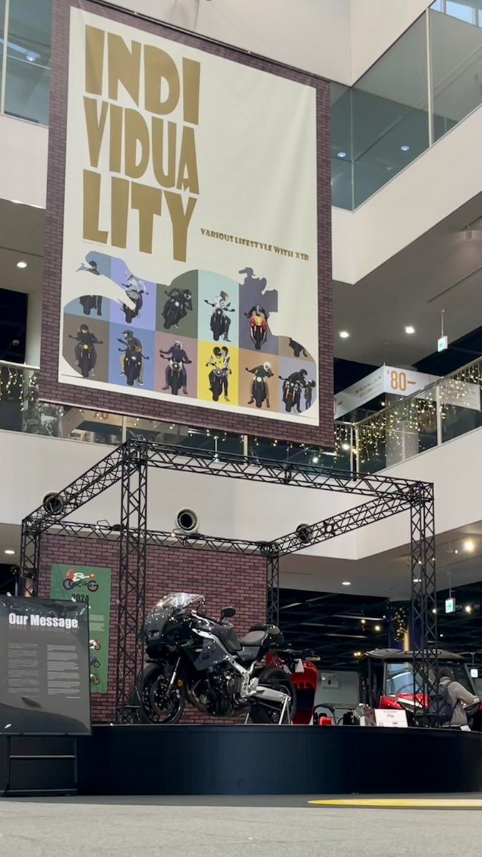 CvwyLY2uCBEEmzv's tweet photo. XSRをテーマにしたいい感じの企画展、ヤマハコミュニケーションプラザで今週からスタートしました。個性を表現して楽しむXSRならでの世界観を、バイク、カスタム妄想スケッチ、そしてアパレルメーカーさんのファッション展示で演出してます。お近くをお通りの際は是非‼️ https://t.co/SgRzMcsMDm