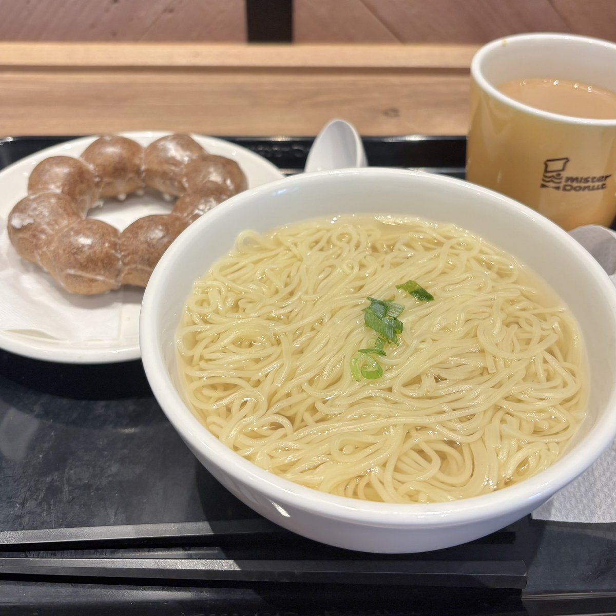 molmolchan_'s tweet photo. 世の中の9割の人は知らない…ミスドは汁そばが1番美味しいということを… https://t.co/F7rZnMIL9B