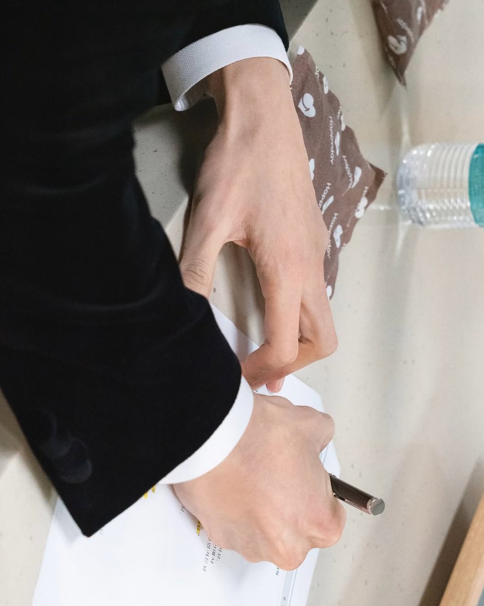 mihchie's tweet photo. Moments before the spotlight – calm and focused at the Blue Dragon Awards. https://t.co/pV2qzovhbg