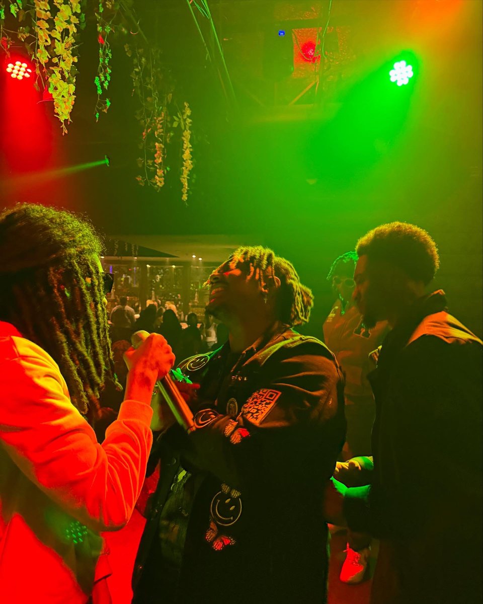 Storm2Slutty's tweet photo. This shit too iconic 🔥🙌🏾🔥 https://t.co/g0LMYp7FRQ