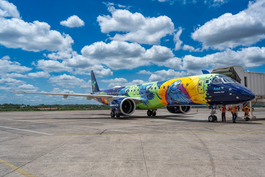 aeronauticapy's tweet photo. El día de hoy tuvimos al @embraer ERJ190 E2 más colorido de la flota de @azulinhasaereas con los colores de "Tropical Spix's Macaw" y bautizado con el nombre de "Ararinha Azul". Esta aeronave fue pintada utilizando 58 colores diferentes.
#asuspotters https://t.co/SEJVvdUrKt