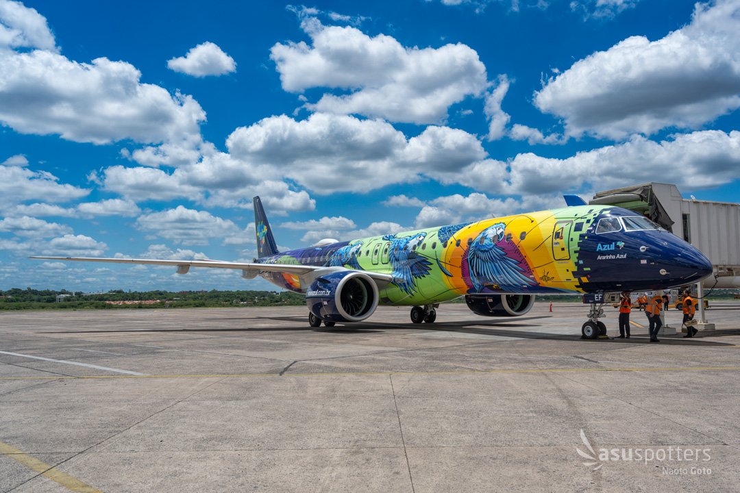 aeronauticapy's tweet photo. El día de hoy tuvimos al @embraer ERJ190 E2 más colorido de la flota de @azulinhasaereas con los colores de "Tropical Spix's Macaw" y bautizado con el nombre de "Ararinha Azul". Esta aeronave fue pintada utilizando 58 colores diferentes.
#asuspotters https://t.co/SEJVvdUrKt
