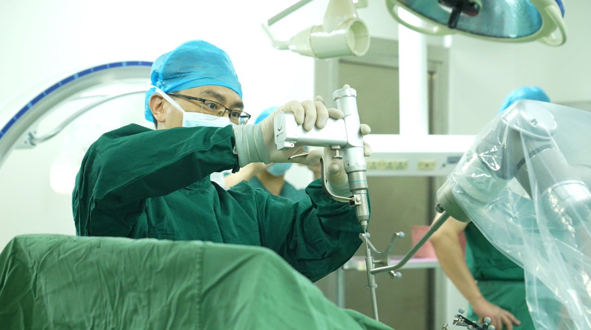 perlove_robot's tweet photo. 💡 Empowering Healthcare with Cutting-Edge Technology
Chongqing Sanxia Medical College Hospital is the first in Wanzhou District to use Perlove Medical’s advanced 3D imaging and orthopedic surgical robots for spine surgery. 🏥🤖 #HealthcareInnovation #RoboticsInMedicine https://t.co/Us5cwe3nq7