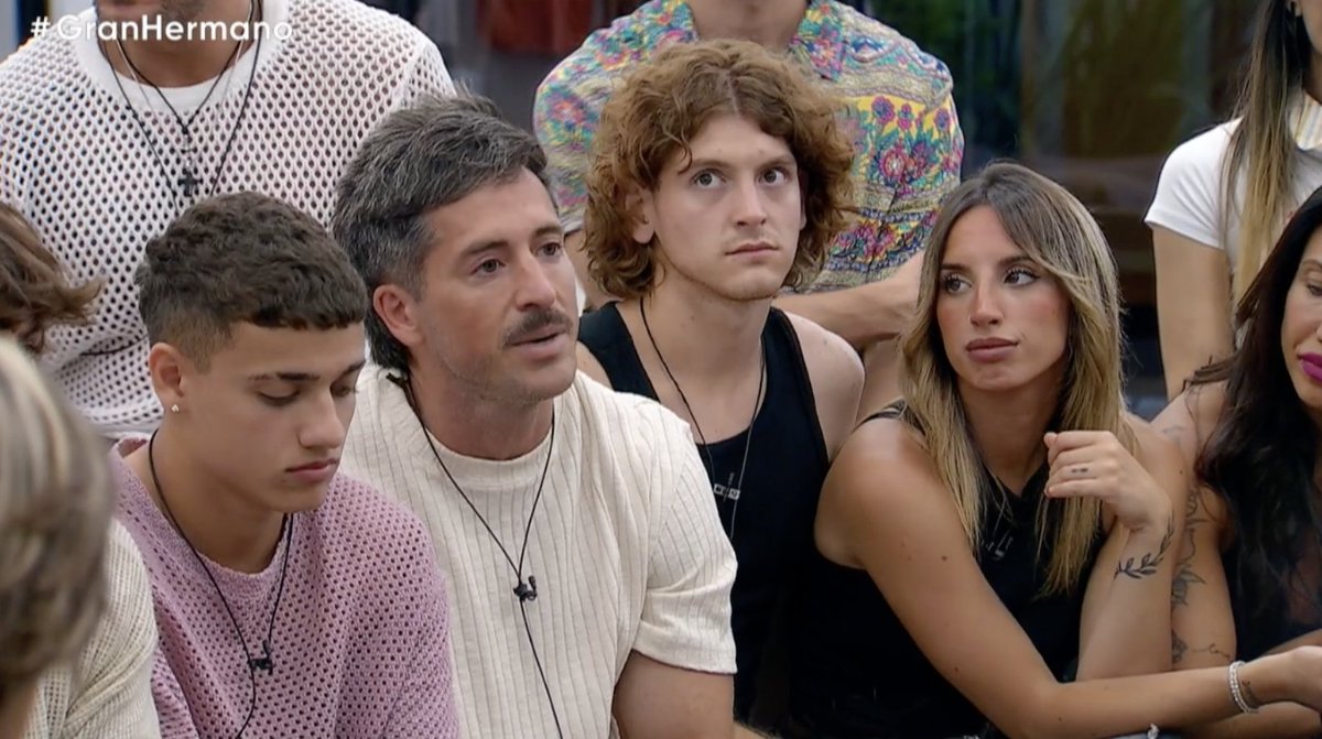 eeemiliano's tweet photo. La casa eligió canjear su primer golden ticket por 14 atados de puchos (yo)
#GranHermano https://t.co/rm44U3OEam