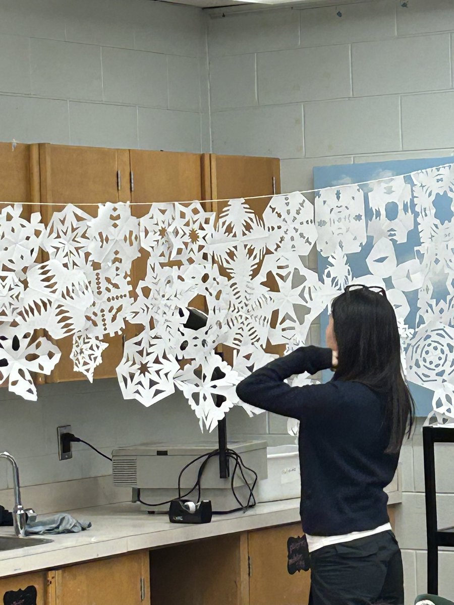 Mrs_Chae_Art's tweet photo. Preparations for the winter concert in progress! @CamillaRoad #camillarocks #artclub https://t.co/h8U2dTtvxg