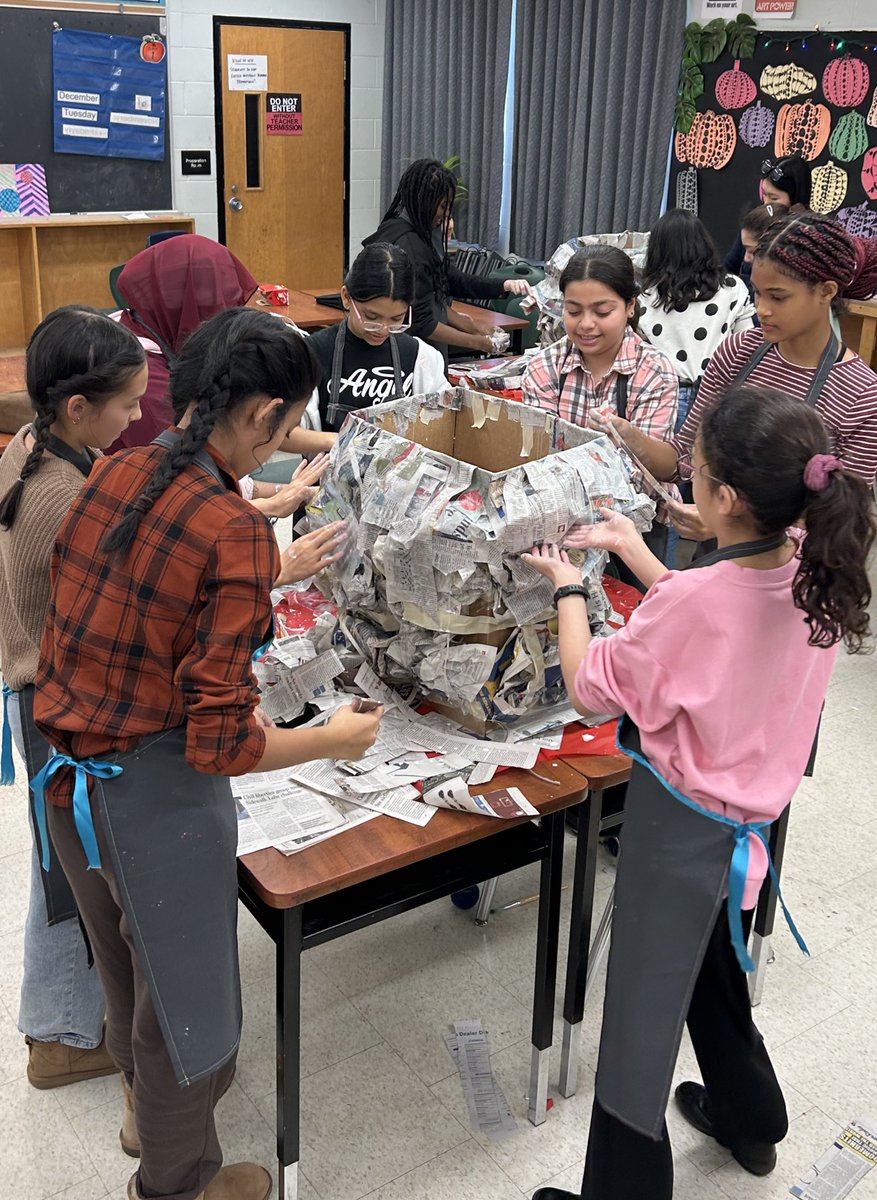 Mrs_Chae_Art's tweet photo. Preparations for the winter concert in progress! @CamillaRoad #camillarocks #artclub https://t.co/h8U2dTtvxg
