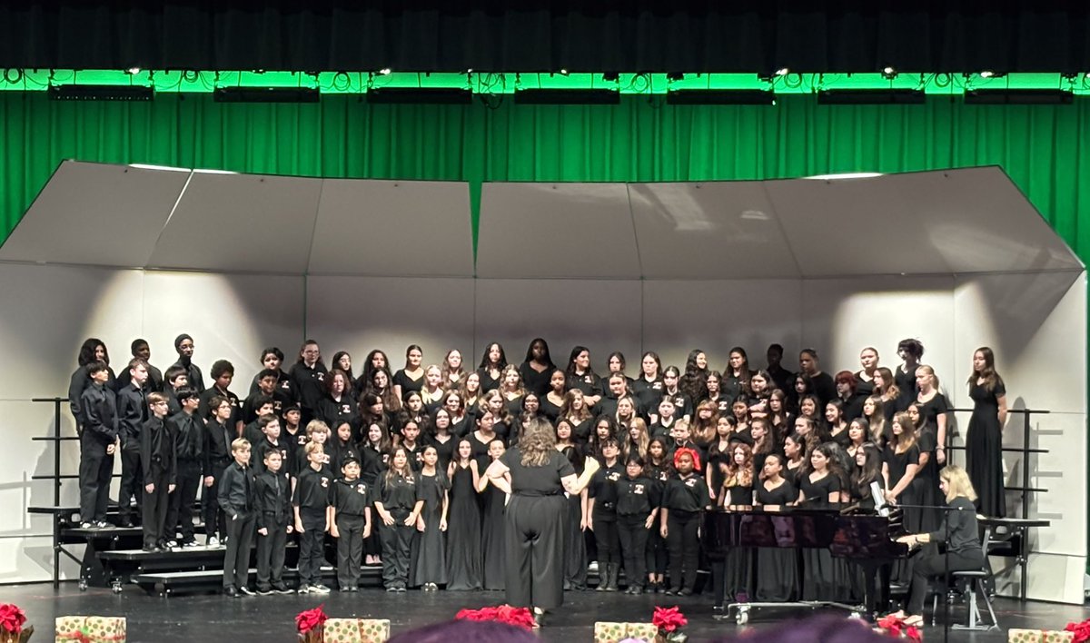 It was a festive holiday 🎄🎅concert for #KMSChoir tonight at KPark HS! Congrats to all on their hard work, and to my #KMSFineArts Director bestie, Mrs. Frost!! ❄️✨🎶 Loved seeing some of my #KMSTheatre performers, too! #KMSCougarPride <a href="/HumbleISD_Arts/">Humble ISD Fine Arts</a> <a href="/KingwoodMSChoir/">KMS Choir</a>