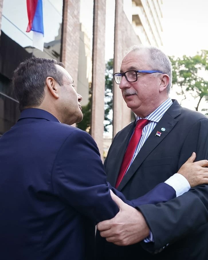 Hoy acompañé con gran alegría y esperanza la sesión especial de nuestra Honorable Cámara de Representantes, donde mis queridos amigos <a href="/herrerayflia/">Oscar Herrera Ahuad</a> fueron reelegidos como presidente y <a href="/JCesino/">Jorge Martin Cesino</a> como vicepresidente primero. Su compromiso, sensibilidad social y capacidad de trabajo