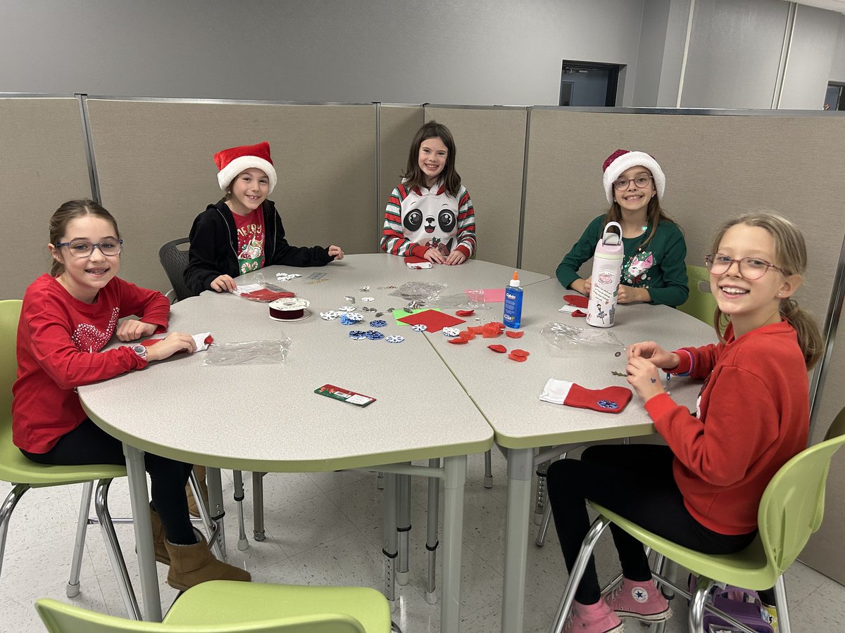 Aujourd'hui, les élèves de la 4e année ont participé au stage de leadership CICO. Ce fut une belle expérience axée sur la communication orale et les référents culturels liés à Noël!