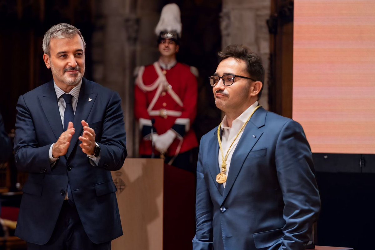 Ayer fue un día que no olvidaré nunca.
Recibir la Medalla de Barcelona al Mérito Cultural de manos del Alcalde Jaume Collboni, rodeado de familia, amigos, compañeros de profesión y algunos de los profesores que me motivaron a aprender cine ha sido muy emocionante.
Gràcies