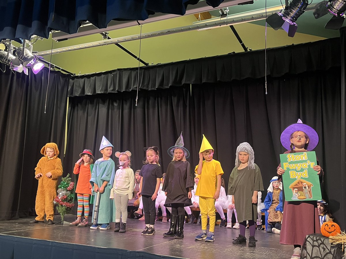 YsgolNefyn's tweet photo. Wel am chwip o gyngerdd gan ddisgyblion y Cam Sylfaen. Gwych🌟Diolch i blant a staff yr ysgol am yr holl waith ac i’r rhieni a’r gymuned am eu cefnogaeth.👌👏👏😁 https://t.co/nSqgLrZaOD
