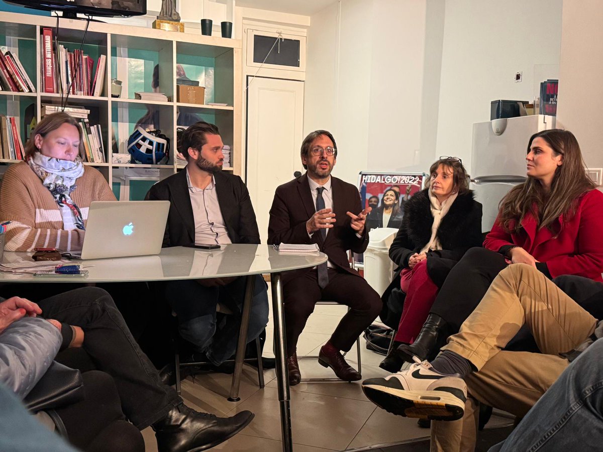 PS Paris 15 🌹 (@psparis15) on Twitter photo Hier soir, l’AG de <a href="/PSParis15/">PS Paris 15 🌹</a> a fait le plein avec l’intervention de <a href="/PaulSimondon/">Paul Simondon</a>, adjoint aux finances de Paris. Une soirée enrichissante sur le budget parisien et ses enjeux, dans un contexte marqué par les réductions budgétaires prévues par le gouvernement Barnier. Hier soir, l’AG de <a href="/PSParis15/">PS Paris 15 🌹</a> a fait le plein avec l’intervention de <a href="/PaulSimondon/">Paul Simondon</a>, adjoint aux finances de Paris. Une soirée enrichissante sur le budget parisien et ses enjeux, dans un contexte marqué par les réductions budgétaires prévues par le gouvernement Barnier.