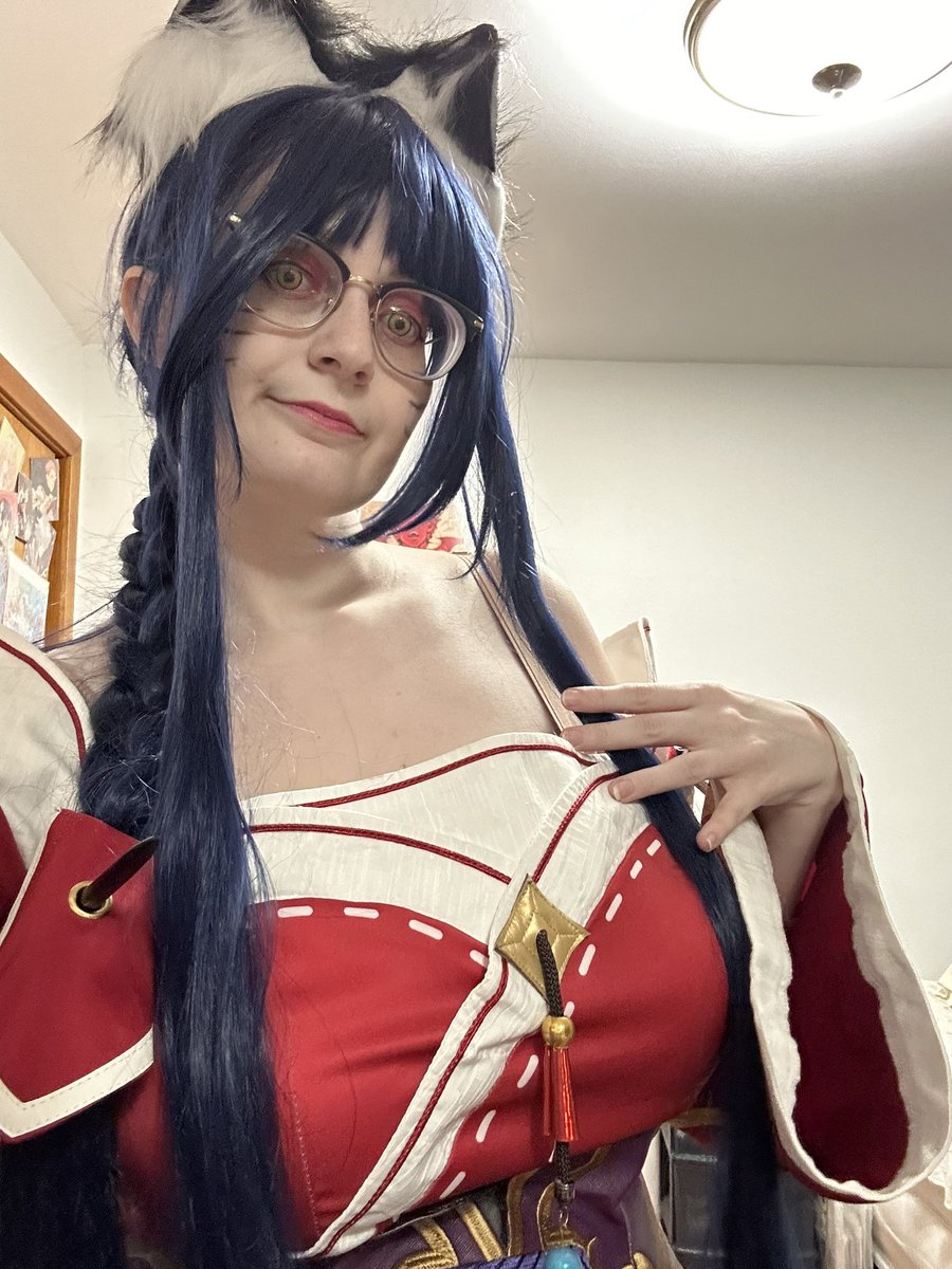 Oppichow's tweet image. Hello fellow twitter peoples. I always forget to go on this app unless I wanna doom scroll lmfao #cosplay #cosplayer #Ahri #LeagueOfLegends