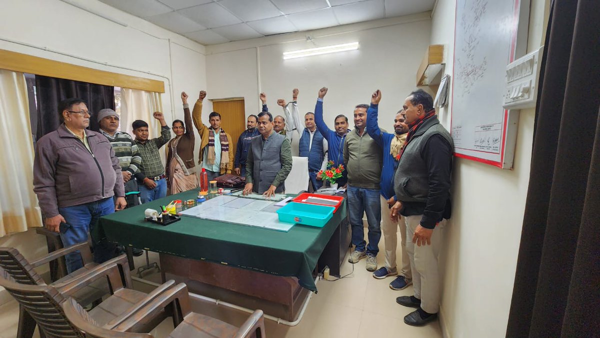 बिजली निगमों के निजीकरण के खिलाफ #सवाईमाधोपुर के कर्मचारी #काली_पट्टी बांध कर विरोध जताते हुए।
#Stop_Privatization_of_Electricity

#बिजली_का_निजीकरण_बंद_करो 

<a href="/BhajanlalBjp/">Bhajanlal Sharma</a> 
<a href="/RajCMO/">CMO Rajasthan</a> 
<a href="/PMOIndia/">PMO India</a> 
<a href="/ml_vikas/">vikas sharma</a> 
<a href="/ashokgehlot51/">Ashok Gehlot</a> 
<a href="/myogiadityanath/">Yogi Adityanath</a>