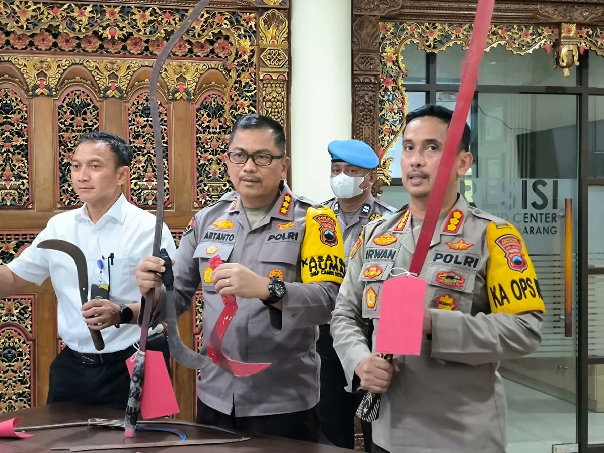 Mohon ijin bertanya kepada Pak Kapolri Jenderal <a href="/ListyoSigitP/">Listyo Sigit Prabowo</a>, apakah ada sanksinya, buat mereka yang memberikan keterangan palsu? Mohon dijelaskan, agar kami rakyat kecil mengerti dan paham!