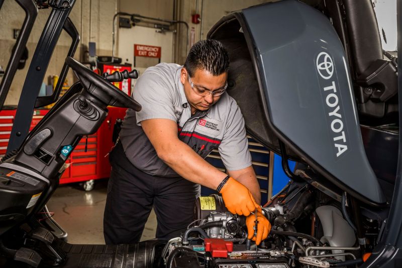 ToyotaMHS's tweet photo. Your hydraulic system is vital to your equipment’s performance. Regular maintenance helps prevent costly breakdowns and ensures optimal efficiency. schedule our Comprehensive Hydraulic Service, you’ll also receive a FREE Hydraulic System Test! https://t.co/zLm53Ufb0t https://t.co/r7giWpWpU8