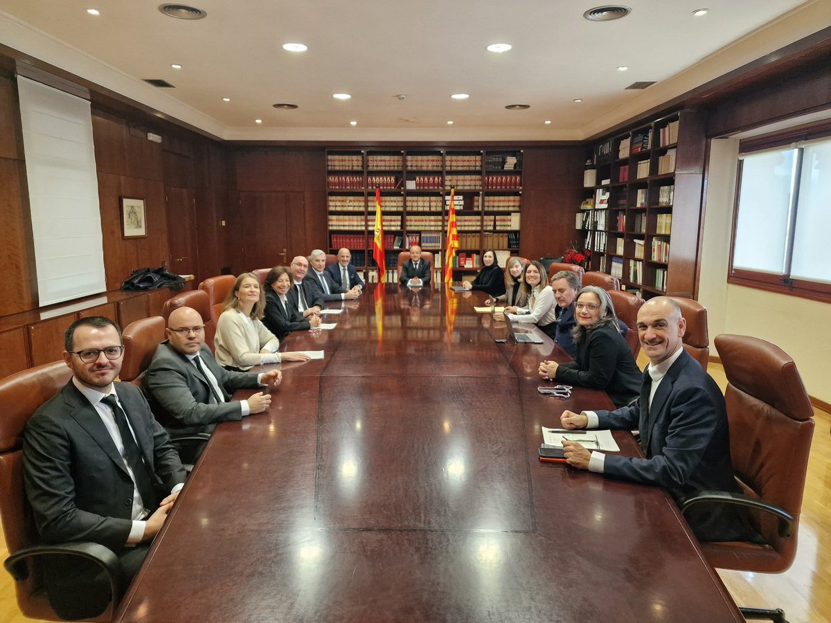 IgnasiFerSenes's tweet photo. Hoy iniciamos un nuevo mandato de la Sala de Gobierno del @tsj_cat , a la que me incorporo como magistrado electo, gracias a la confianza que nos han dado las compañera y compañeros jueces y magistrados en las ultimas elecciones.
(1/2) https://t.co/UIrPhx0b8j