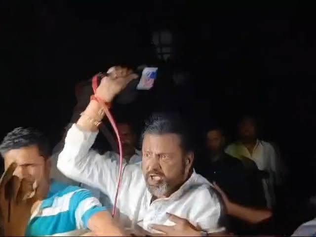 तेलुगु फिल्म स्टार #mohanbabu ने जो किया, उसकी उन्हें सजा मिलनी चाहिए। 
लेकिन #media को भी आत्मविश्लेषण की आवश्यकता है। चेहरों के पीछे भागना बंद होना चाहिए। रईसों और राजनेताओं के बयान और उनसे जुड़ी खबर से अलावा भी दुनिया है।