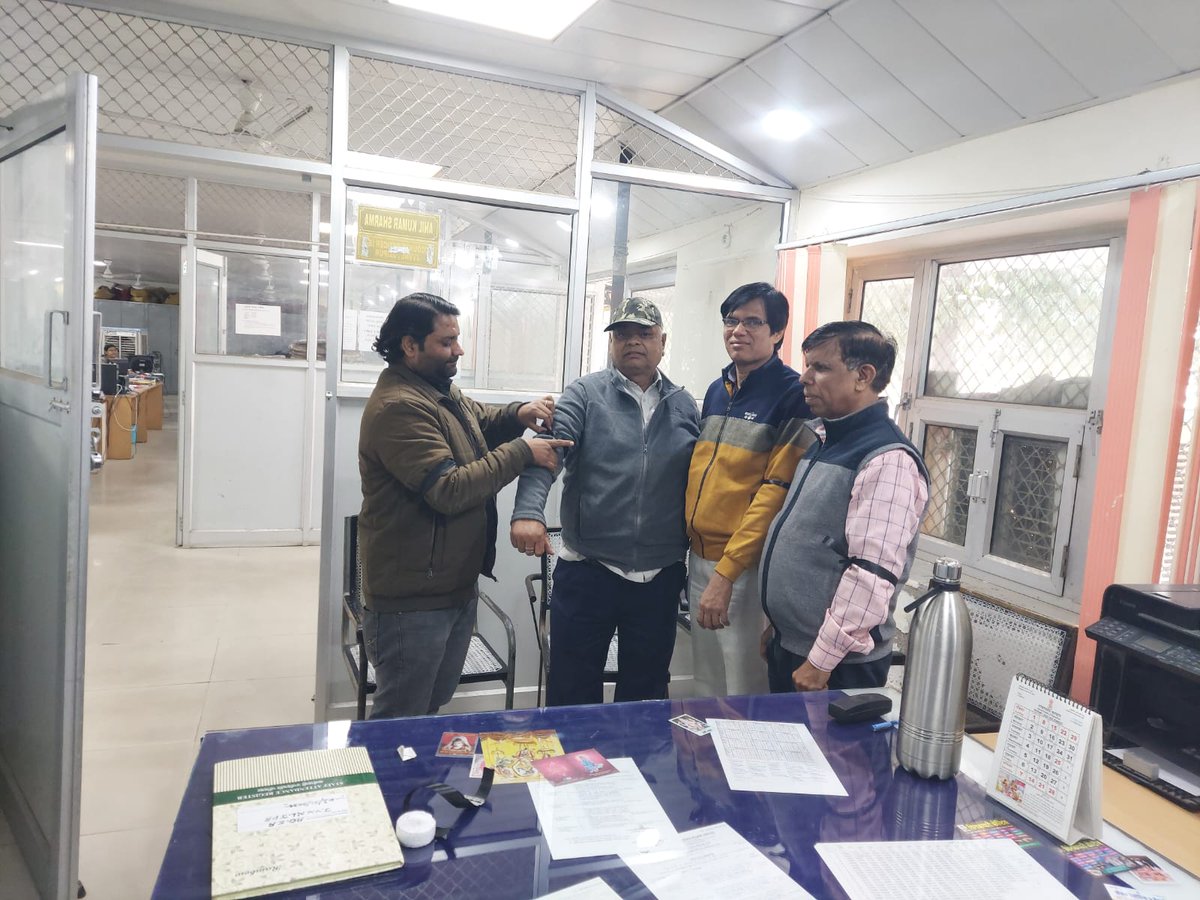 बिजली निगमों के निजीकरण के खिलाफ AO EA जयपुर के कर्मचारी #काली_पट्टी बांध कर विरोध जताते हुए।
#Stop_Privatization_of_Electricity

#बिजली_का_निजीकरण_बंद_करो 

<a href="/BhajanlalBjp/">Bhajanlal Sharma</a> 
<a href="/RajCMO/">CMO Rajasthan</a> 
<a href="/PMOIndia/">PMO India</a> 
<a href="/ml_vikas/">vikas sharma</a> 
<a href="/ashokgehlot51/">Ashok Gehlot</a> 
<a href="/myogiadityanath/">Yogi Adityanath</a>