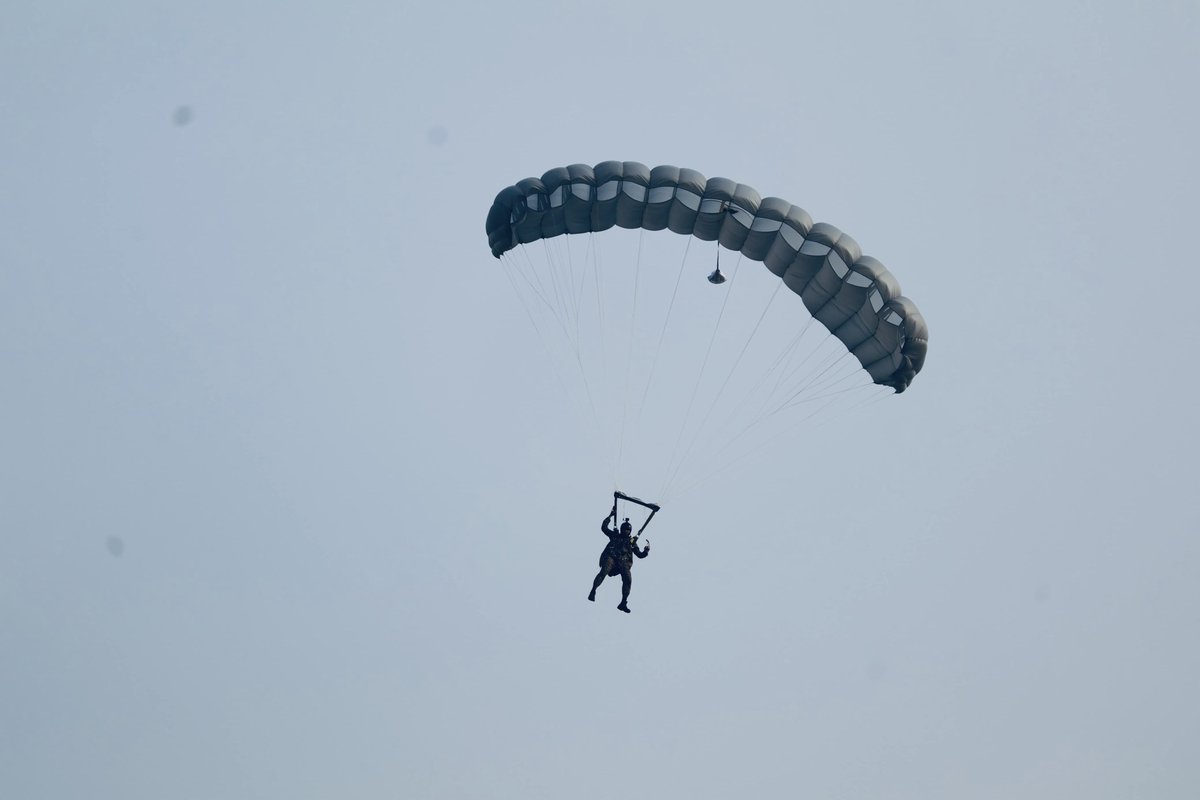 GajrajCorps_IA's tweet photo. **REDHORNS Soar High! **🪂
@GajrajCorps_IA’s fearless #REDHORNS dominated the skies in a daring combat free fall exercise at Tamulpur. Seamless integration with #ArmyAviation ensures operational dominance.
#CombatFreeFall #TakingCombatReadinessToNewHeights #Paratroopers #AlwaysBattleReady #IndianArmy #IndianMilitary #MilitaryMight #DefenceForces #JaiHind
@easterncomd @adgpi