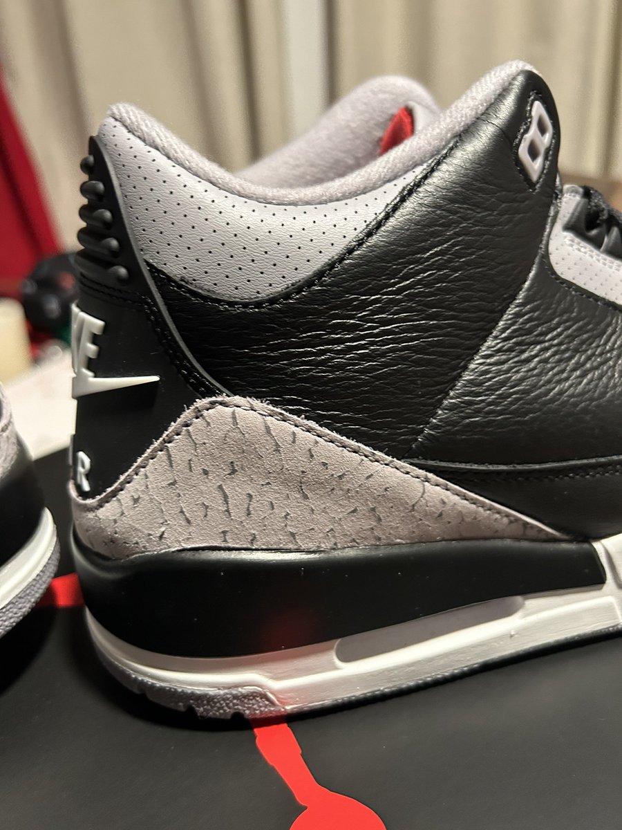 RickColon's tweet photo. @nikestore looking to see what can be done besides return, finally won one on a shock drop, if I return would be forced to pay over retail, exchange possible? I know this can’t be Nikes best, elephant print on right heel terrible, doesn’t even match plz help 🙏🏽 https://t.co/Z3rK45QMP3