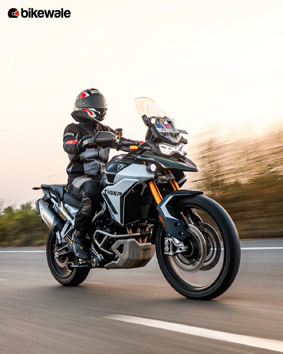 BikeWale's tweet photo. The Triumph Tiger 900 Rally Pro and Tiger 900 GT appear similar and have the same design. The fascia consists of twin LED headlights, adjustable visor, and a front beak.
#trimph #tiger900rallypro #triumphtiger900rallypro #triumphindia #bwphotos #bikes #motorcycles https://t.co/y3yeuQ9U3g