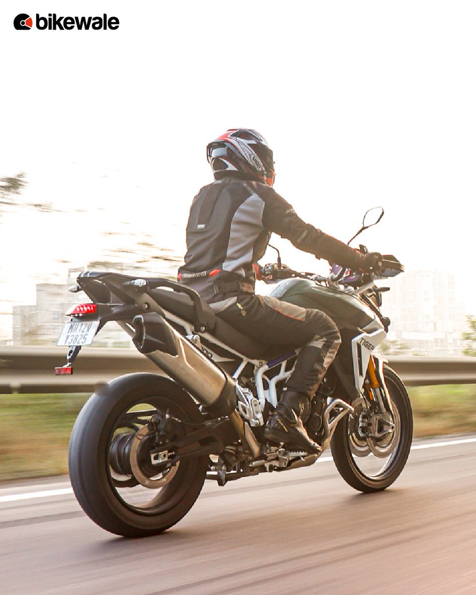 BikeWale's tweet photo. The Triumph Tiger 900 Rally Pro and Tiger 900 GT appear similar and have the same design. The fascia consists of twin LED headlights, adjustable visor, and a front beak.
#trimph #tiger900rallypro #triumphtiger900rallypro #triumphindia #bwphotos #bikes #motorcycles https://t.co/y3yeuQ9U3g