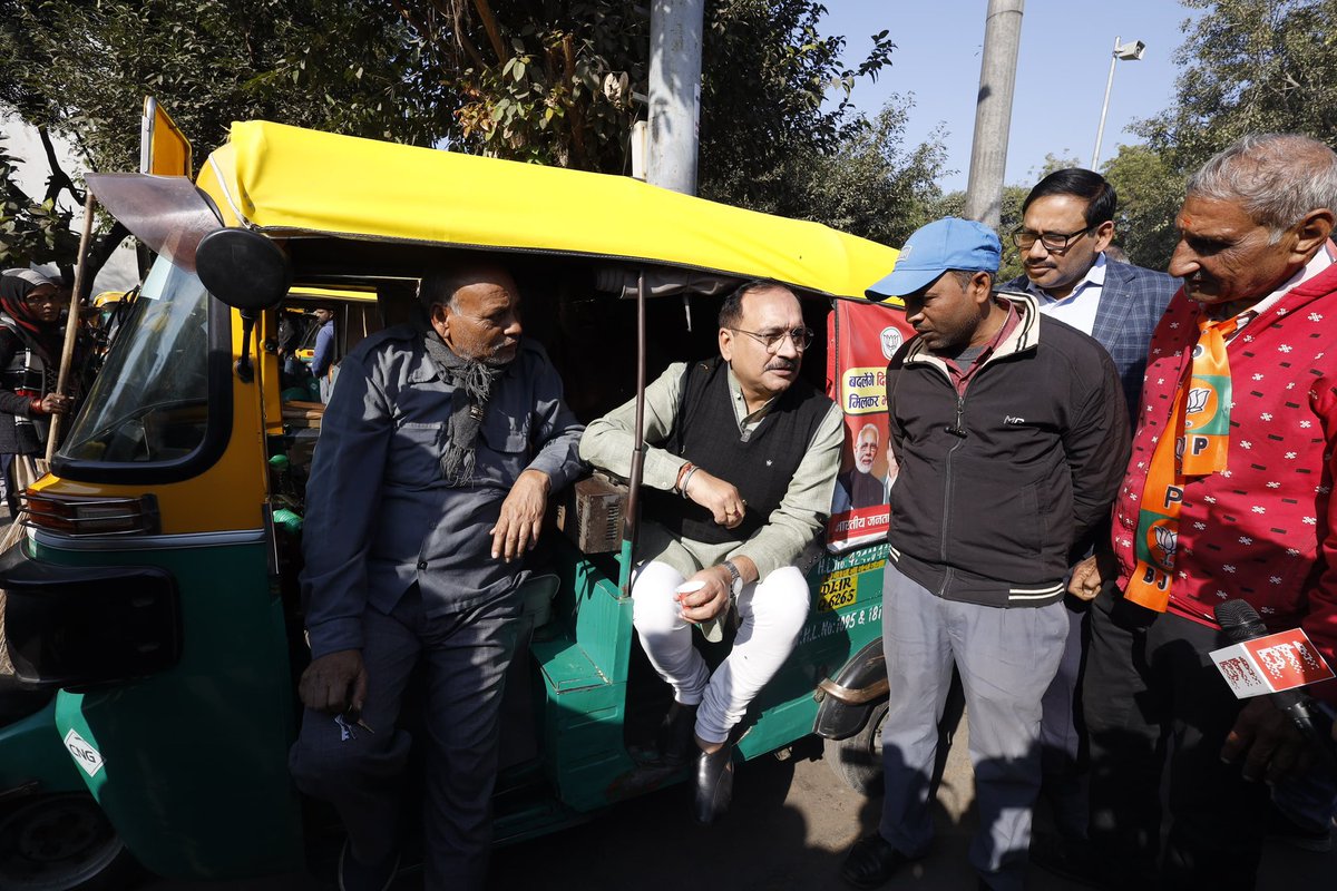 Virend_Sachdeva's tweet photo. दिल्ली में पिछले दस वर्षों में ऑटो चालक भाइयों के साथ लगातार अन्याय और ठगी हुई है, गाड़ी पास करवाने के लिए घूस देनी पड़ती है, कस्टमर से बात करने पर चालान और फोटो खिंचवा ली जाती है, और अथॉरिटी में व्याप्त भ्रष्टाचार आम आदमी पार्टी के संरक्षण में फल-फूल रहा है।

ऑटो चालक अब स्वाभिमान और सम्मान के साथ जीवन जीना चाहते हैं, उन्होंने यह तय किया है कि भारतीय जनता पार्टी के साथ मिलकर काम करेंगे और बदलाव लाएंगे।

ऑटो चालकों की बुलंद आवाज़: “वक्त बदल दो, ताज बदल दो, केजरीवाल का राज बदल दो!"

आज निजामुद्दीन रेलवे स्टेशन के गेट नंबर 1 के पास प्रीपेड ऑटो बूथ पर ऑटोरिक्शा चालकों से संवाद किया।
#आ_रही_है_भाजपा