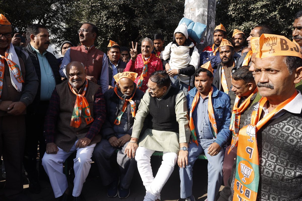 Virend_Sachdeva's tweet photo. दिल्ली में पिछले दस वर्षों में ऑटो चालक भाइयों के साथ लगातार अन्याय और ठगी हुई है, गाड़ी पास करवाने के लिए घूस देनी पड़ती है, कस्टमर से बात करने पर चालान और फोटो खिंचवा ली जाती है, और अथॉरिटी में व्याप्त भ्रष्टाचार आम आदमी पार्टी के संरक्षण में फल-फूल रहा है।

ऑटो चालक अब स्वाभिमान और सम्मान के साथ जीवन जीना चाहते हैं, उन्होंने यह तय किया है कि भारतीय जनता पार्टी के साथ मिलकर काम करेंगे और बदलाव लाएंगे।

ऑटो चालकों की बुलंद आवाज़: “वक्त बदल दो, ताज बदल दो, केजरीवाल का राज बदल दो!"

आज निजामुद्दीन रेलवे स्टेशन के गेट नंबर 1 के पास प्रीपेड ऑटो बूथ पर ऑटोरिक्शा चालकों से संवाद किया।
#आ_रही_है_भाजपा