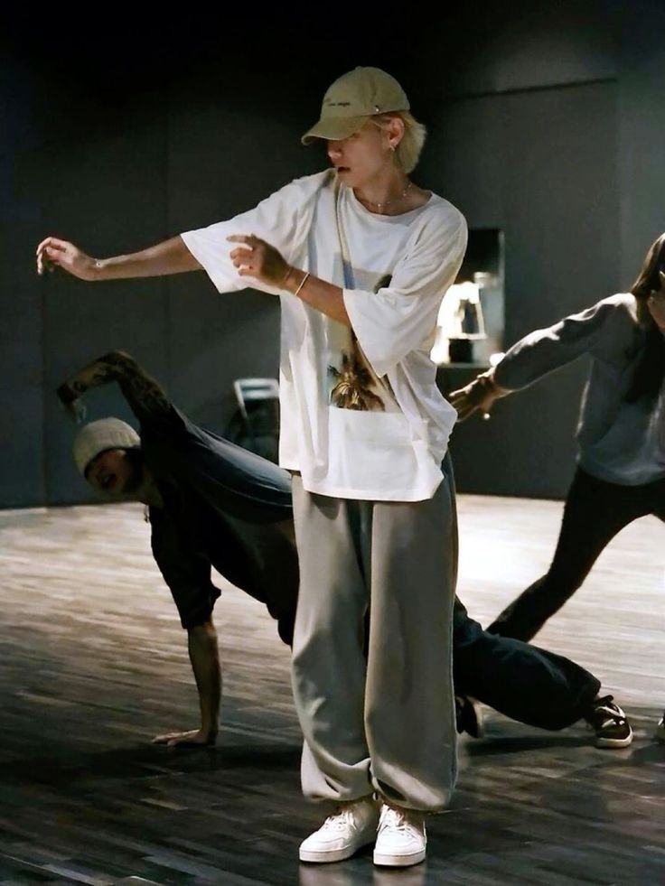 Iam_kths_'s tweet photo. Taehyung shaking the whole Internet with his energetic yet smooth dance moves 🔥

A Thread: https://t.co/FShAIlrNfY